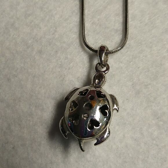 Elegant Silver Necklace with Fine Chain and Textured Pendant - Picture 3 of 7